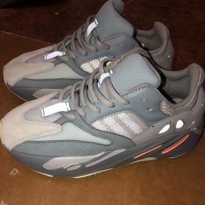 Yeezy 700 inertia size 5